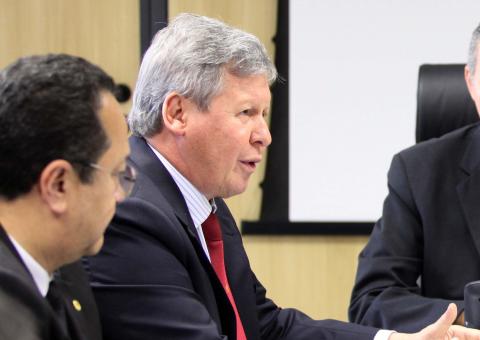 Artur convence Garibaldi a negociar dívida da Manausprev